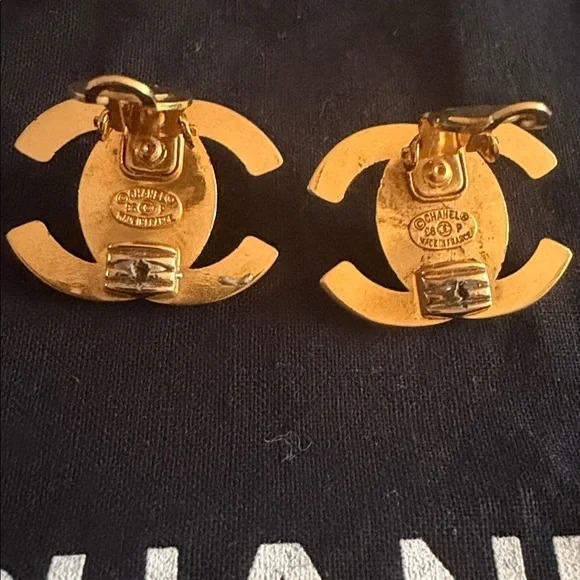 Authentic Vintage 24K Gold Plated Chanel CC Turnlock Clip on Earrings 1996 - Picture 10 of 10